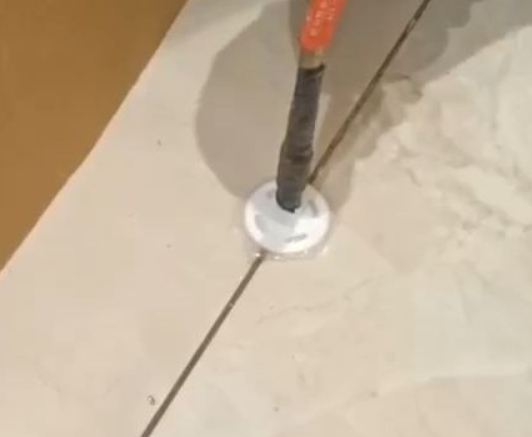 北安瓷砖空鼓维修公司专业解答瓷砖在铺贴过程中，如果没有涂抹均匀到位的粘结材料（如水泥砂浆或瓷砖胶），可能会导致以下问题