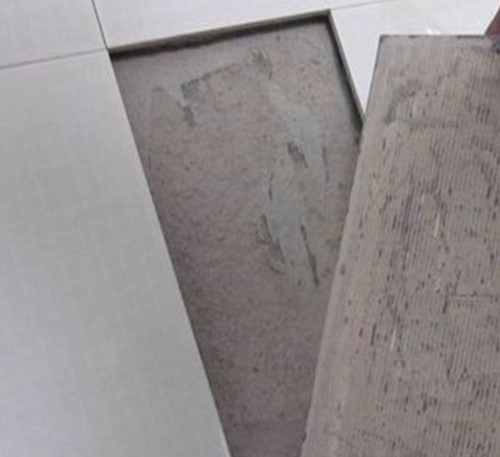 北安瓷砖空鼓维修公司分享瓷砖铺贴时如果打浆（即涂抹在瓷砖背面和基层上的砂浆或瓷砖胶）过少，会带来以下问题